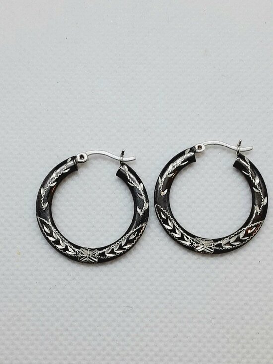 925 Sterling Silver Jewelry - NEW sterling silver carved hoops with hinged hoop wire clasp.